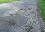 Baches en uno de los viales cuyo arreglo solicita el PP