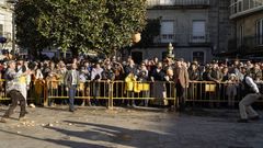 Jugando a volar las vasijas en el domingo oleiro.