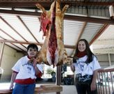 Los ni�os de Valga se incorporan, con total naturalidad, a las tradiciones de la Galicia agraria. 