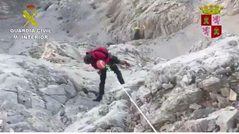 Protecci�n Civil y GREIM rescatan a una monta�era herida en los Picos de Europa