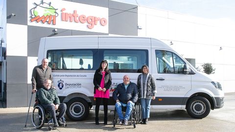 Entrega del nuevo veh&iacute;culo a la asociaci&oacute;n &Iacute;ntegro