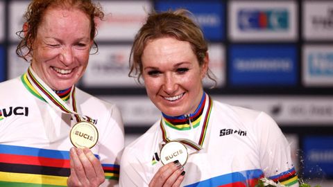 Pieters, a la derecha, celebrando con Kirsten Wild su medalla de oro en el Campeonato del Mundo