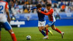 Sangalli pugna por el esf�rico con Nacho M�ndez