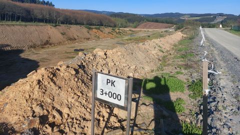 Imagen del viernes 7 de abril del enlace de la A-54 en Arz�a, donde se puede apreciar que a�n restan varios trabajos sobre la plataforma de la autov�a