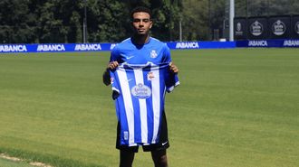 Bright Ede, jugador del Deportivo, posando con la camiseta durante su presentaci�n.