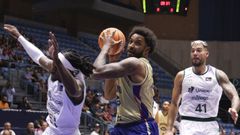 Joel Soriano, entre Perry y Willy Hernang�mez en el partido de presentaci�n frente al Unicaja