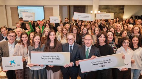 Los participantes de la presentacin de la convocatoria, ayer en A Corua. En el centro de la imagen, Marc Simon, subdirector de Fundacin ?la Caixa?, y Arturo Parrado, director Xeral de Inclusin Social de la Xunta. A la derecha de ambos, Susan Santos, delegada de Fundacin ?la Caixa? en Galicia, a su izquierda, Marta Albela, directora de Red Galicia de CaixaBank.