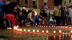 Varias personas encienden velas por las v�ctimas del VIH en la plaza Mayor de Gij�n