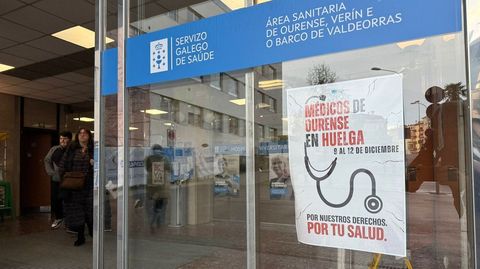 Un cartel advirtiendo de la huelga en el hospital de Ourense