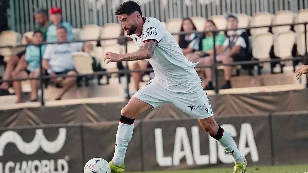 Jordi Escobar, excéltico y jugador del Ceuta: «Intentamos evadirnos de cómo sufre la ciudad, no es plato de gusto»