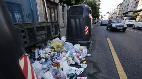Las calles de Monforte amanecieron con la basura sin recoger y con el contenido de contenedores y cubos esparcidos por el suelo