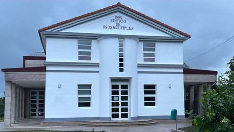 Nuevo edificio de usos m�ltiples de Teixeiro (Curtis), con una fachada renovada y tambi�n canalones y bajantes. Ejemplo de restauraci�n de un edificio p�blico.