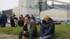 Dos trabajadores, tras la asamblea de personal de Alcoa San Cibrao