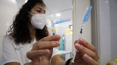 Vacunaci�n simult�nea de la gripe y la tercera dosis del covid en el centro de salud de Vilanova