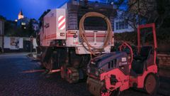 Material de obra aparcado en Benigno Quiroga a la espera de empezar las obras