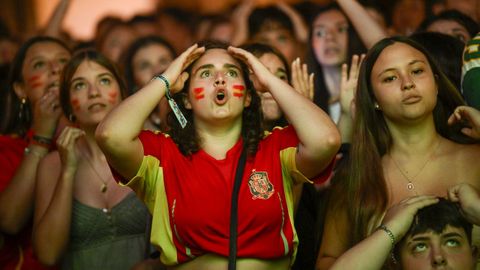Aficionados espa�oles celebran la victoria en Oviedo, tras el partido de semifinales del Mundial 2026 que las selecciones de Francia y Espa�a han disputado este martes en Dallas