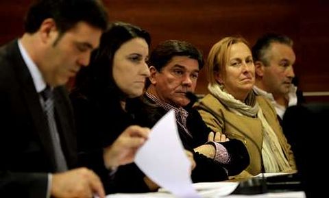 <span lang= es-es >Despedida de Alfonso Rico</span>. El edil popular Alfonso Rico (tercero por la izquierda) formaliz� ayer su renuncia. <span lang= gl >�Formar parte de esta corporaci�n</span> -que lo despidi� con un aplauso- <span lang= gl >foi un honor�</span>, dijo.