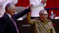 Ra�l Castro levanta el brazo de D�az-Canel