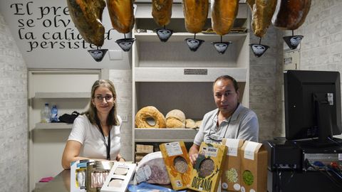José Ángel Salgado abrió una tienda de productos gourmet en la ourensana Praza do Ferro.