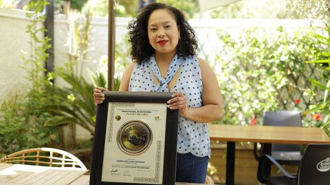 Mailin Romero, en el restaurante Casa Marabina de Ledo�o, con el �Plato de Oro�