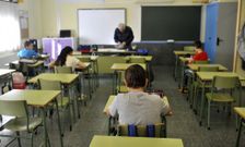 Los cinco ni�os que acudieron a clase en el Ponzos, ayer, realizando la prueba. 