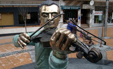 El arco del viol�n, roto, en el 2006. Hoy ya no lo tiene. 