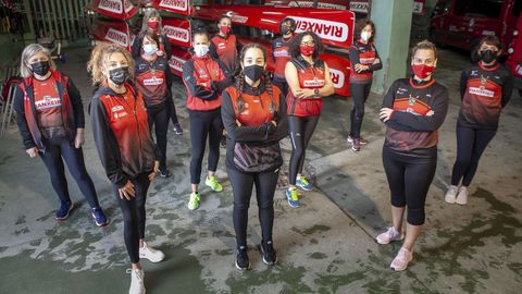 Susana Saavedra, en el centro de la imagen con algunas de las compa�eras de la bancada veterana de Cabo da Cruz