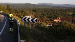 El coche se sali� de la v�a y acab� volcado sobre una vi�a de Carracedo tras volar unos 60 metros
