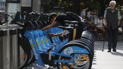 Un usuario en una estaci�n del servicio de BiciCoru�a.