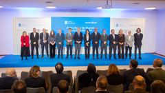 El presidente de la Xunta, Alfonso Rueda, y la conselleira de Vivenda, Mar�a Mart�nez Allegue, con los agentes sociales que firmaron el Pacto da Vivenda