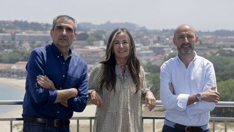 Juan P�rez, Cristina de la Vega y Kiko Fern�ndez, en el lugar donde hasta hace unos meses estaba el Gabinete de Comunicaci�n del �rea Sanitaria de A Coru�a y Cee, en el demolido hotel de pacientes del Chuac.