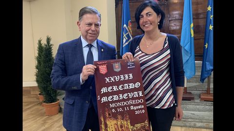 Alfredo Canteli, alcalde de Oviedo, junto a Elena Candia, alcaldesa de Mondo�edo