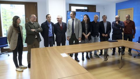 El conselleiro Villares (centro) y el presidente de Portos, con miembros de la Comisin Mar-Industria de la Confederacin de Empresarios de Galicia 