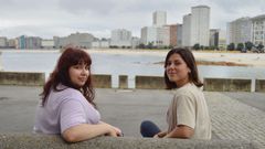A la izquierda, Noelia L�pez, y a la derecha, Noelia Rodr�guez, en el paseo mar�timo de Riazor. 
