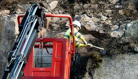 Los trabajadores limpiaron la ladera para llevar a cabo el an�lisis exhaustivo del talud.