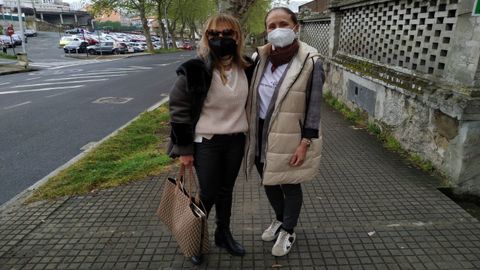 Isabel Arias y Herminia Cousillas, tras recibir la primera dosis de AstraZeneca