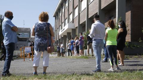 Votantes a las puertas del CEIP Paradai, en Lugo