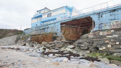 Socav�n en los cimientos del restaurante, en la playa de Altar
