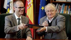 El conselleiro de Cultura, Educaci�n e Ordenaci�n Universitaria, Xes�s V�zquez Abad, durante la firma de un convenio con el presidente de la Real Academia Galega (RAG), Xes�s Alonso Montero