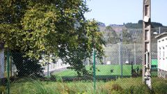 Operarios ultiman el cosido de fibras sint&eacute;ticas en el campo h&iacute;brido en Mandi&aacute;.