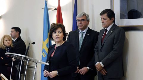 La vicepresidenta del Gobierno, Soraya de S�enz de Santamar�a, el presidente del Principado, Javier Fern�ndez (d), entre otras autoridades, asistieron hoy a la toma de posesi�n del nuevo delegado del Gobierno en Asturias, Mariano Mar�n (2d).