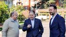 El secretario general del PP, Miguel Tellado, conversa con el alcalde de Oviedo, Alfredo Canteli, y el presidente del PP de Asturias, �lvaro Queipo, a su llegada al Congreso Local del PP de Oviedo