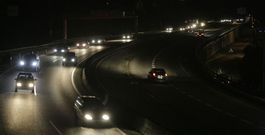 La oscuridad envuelve la doble calzada al atravesar el t�rmino municipal de Mos por la falta de alumbrado. 