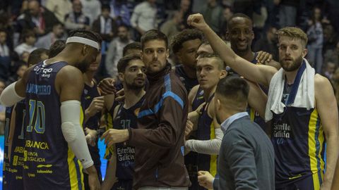 El plantel del COB, rodeando al lesionado Samu Rodrguez, sali reforzado de Santiago en lo anmico