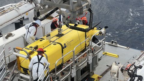 Expedicin francesa para inspeccionar los bidones radiactivos arrojados frente a la costa de Galicia