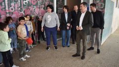 El conselleiro Rom�n Rodr�guez, durante su visita al colegio de Coles.
