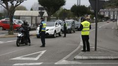 Polica Local, Guardia Civil y Polica Nacional controlan en Viveiro que conductores y viandantes cumplan el confinamiento contra el coronavirus