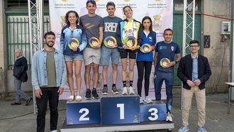 Podio de la Carreira de Pascua de Padr&oacute;n, flanqueado por el edil de Deportes, Luis Mari&ntilde;o, y el alcalde, Anxo Arca