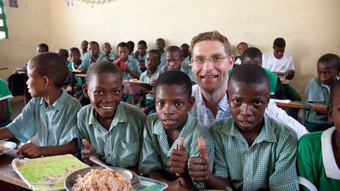 Magnus MacFarlane con varios nios de la asociacin Mary's Meals