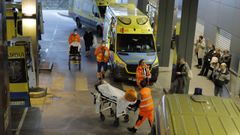 Ambulancias en la salida de urgencias del Chuac.